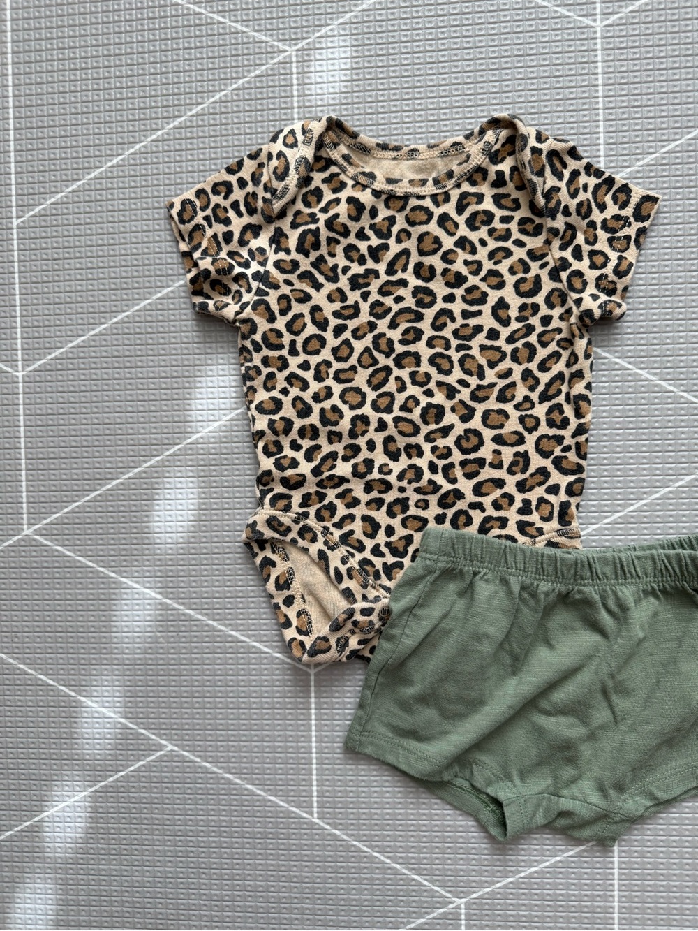 Old Navy|Baby girl cute set,Leopard print short sleeve onesie & Olive shorts•••